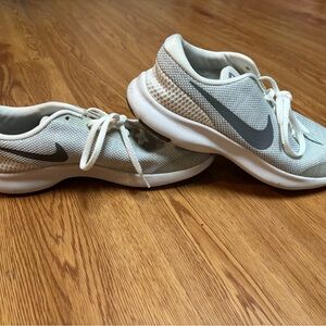 Nike Womens 8 Flex Experience Run 7 Shoe